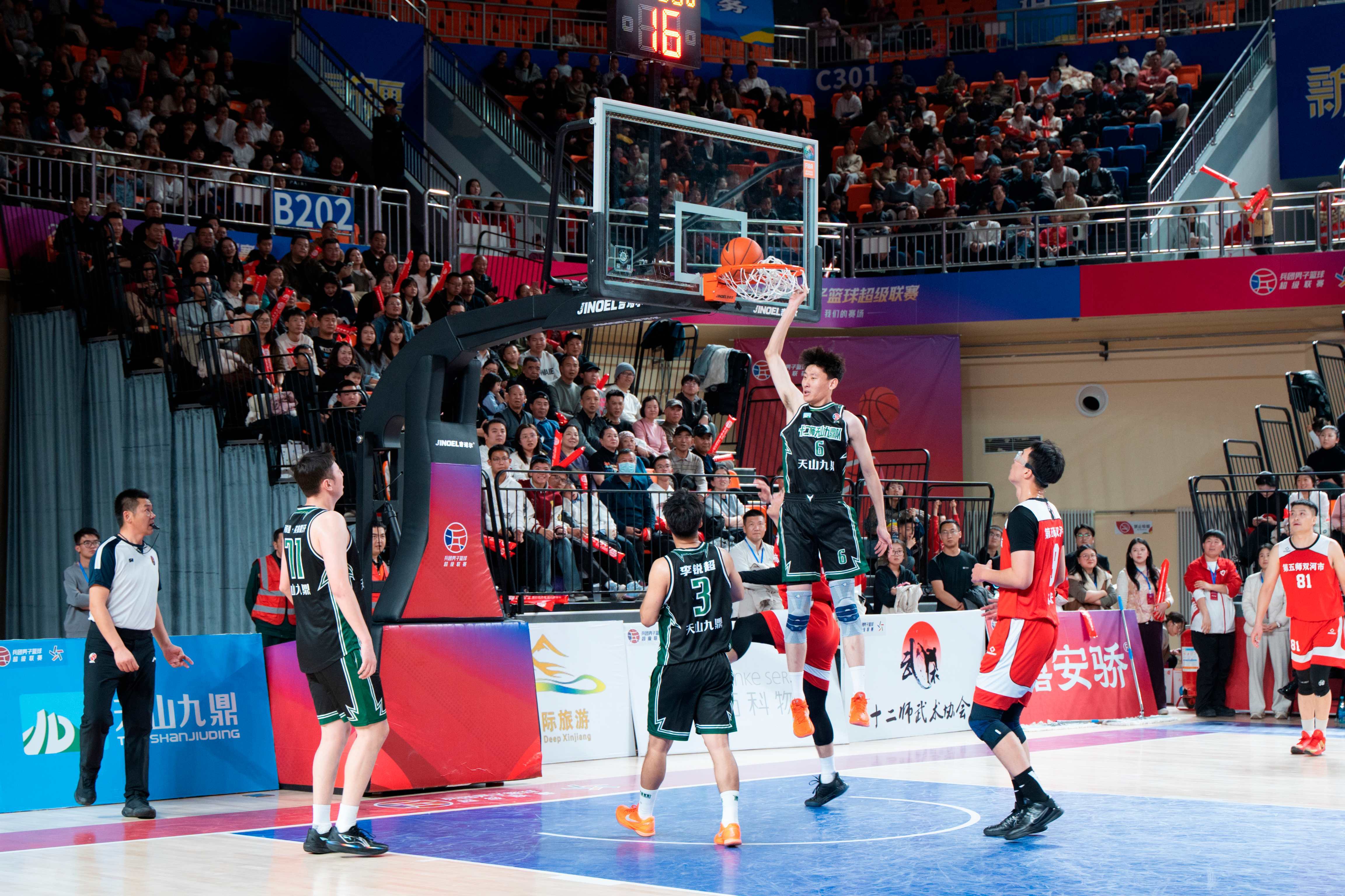 中国篮球联赛充满激烈竞争，球场气氛热烈