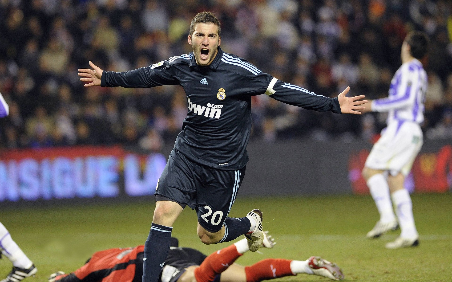 跨越赛场的统治力，从雄鹿强压广东到切特欧冠决赛的接管艺术